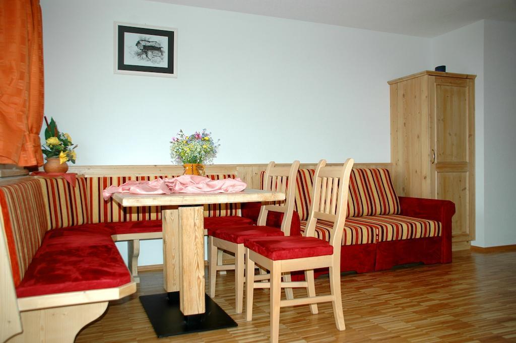 Aparthotel Roanerhof Sand in Taufers Zimmer foto